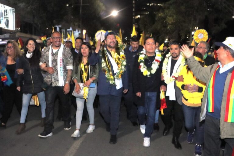 Samuel-Doria-Medina-en-la-caminata-que-realizo-la-noche-de-este-viernes-en-La-Paz.-Foto-UN-scaled-e1743261098786