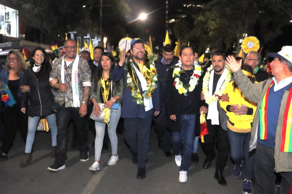 Samuel-Doria-Medina-en-la-caminata-que-realizo-la-noche-de-este-viernes-en-La-Paz.-Foto-UN-scaled-e1743261098786