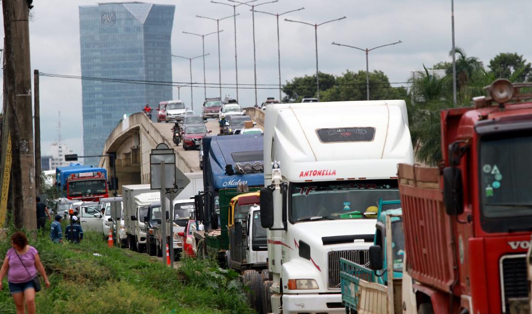 las-filas-continan-en-los-surtidores-foto-ricardo-montero_2112690201