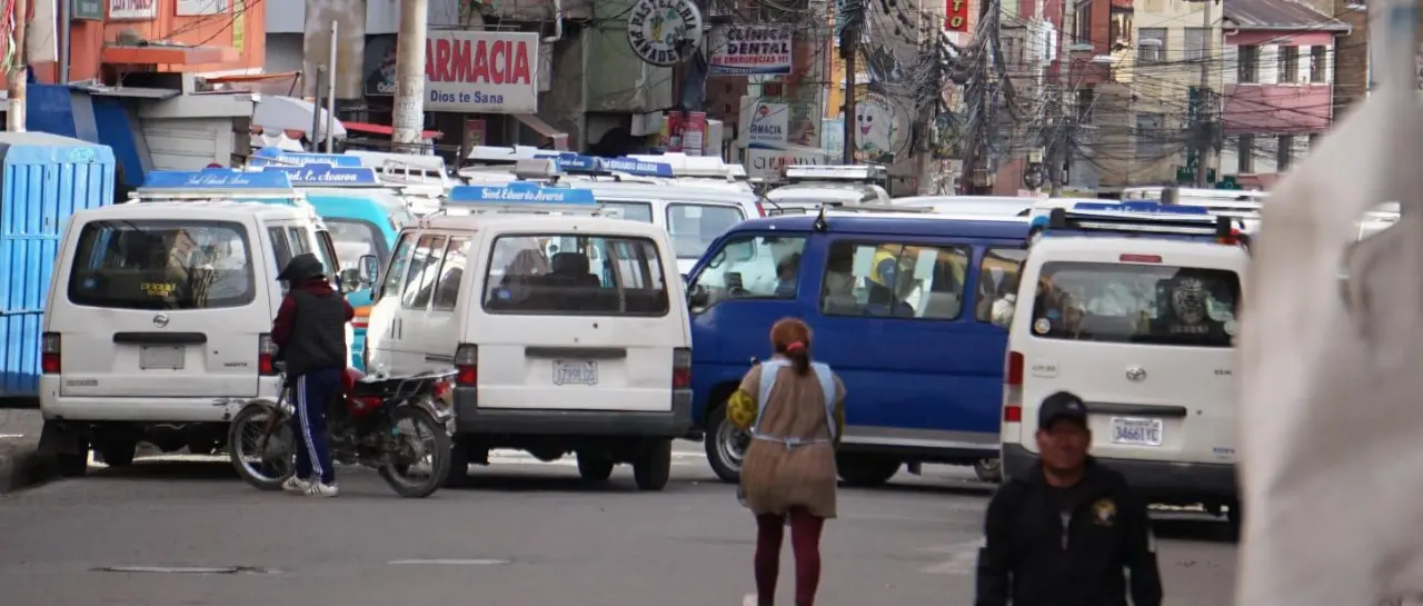 minibuses-estacionados-en-una-calle_101-11665798_20250414104557