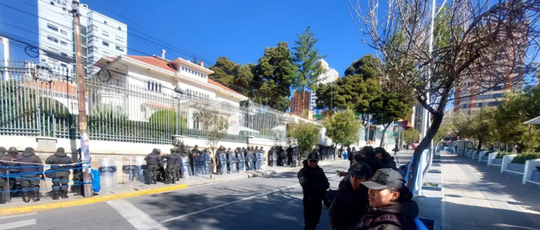 la-policia-custodia-las-oficinas-del_101-11953972_20250517162227