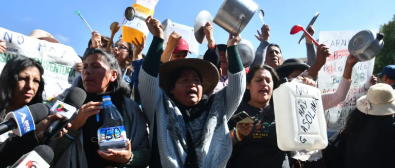 la-protesta-del-grupo-de-personas-en_101-11997798_20250522172314 (1)