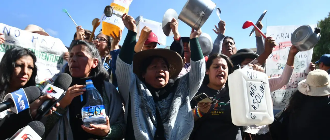 la-protesta-del-grupo-de-personas-en_101-11997798_20250522172314 (1)