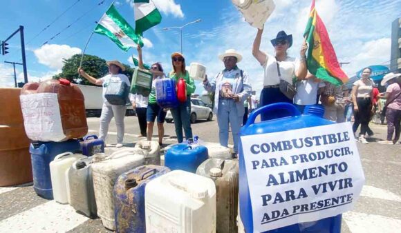 productores-protestan-con-galones-vacios-en-ypfb-por-la-escasez-de-combustibles-08-11-2024-e1758055363451
