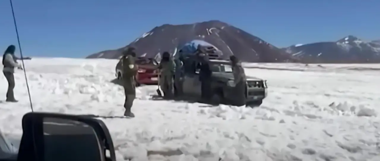 carabineros-chilenos-detienen-a-los_101-13390756_20251017122724