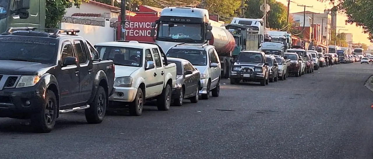las-filas-por-combustibles-en-un-sur_101-13489056_20251028113113