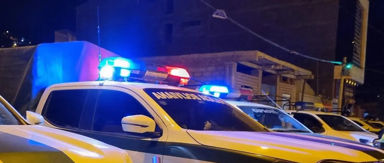 patrullas-de-la-policia-en-una-calle_101-13489150_20251028135738