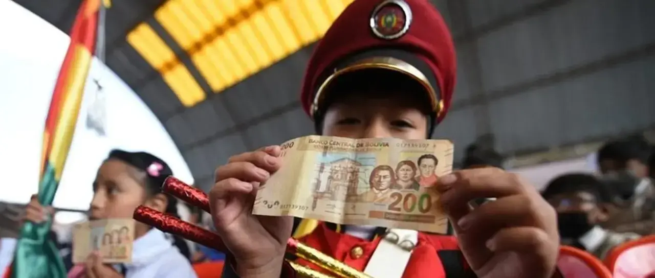 un-nino-muestra-el-dinero-que-cobro_101-13681366_20251117132339