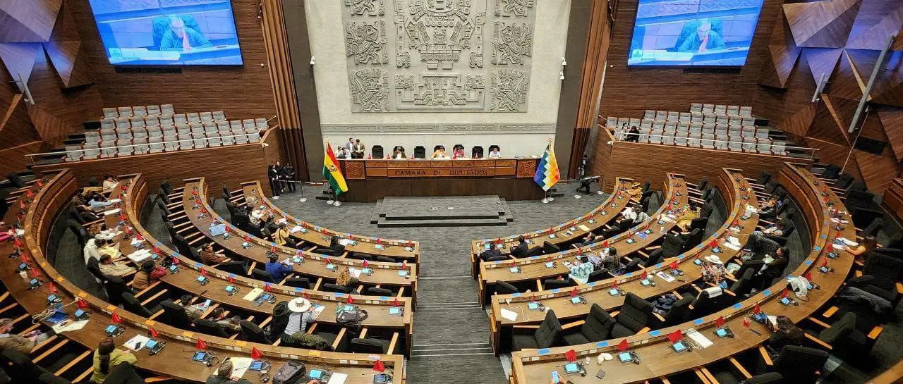 una-sesion-del-pleno-de-diputados_101-13555199_20251104135351