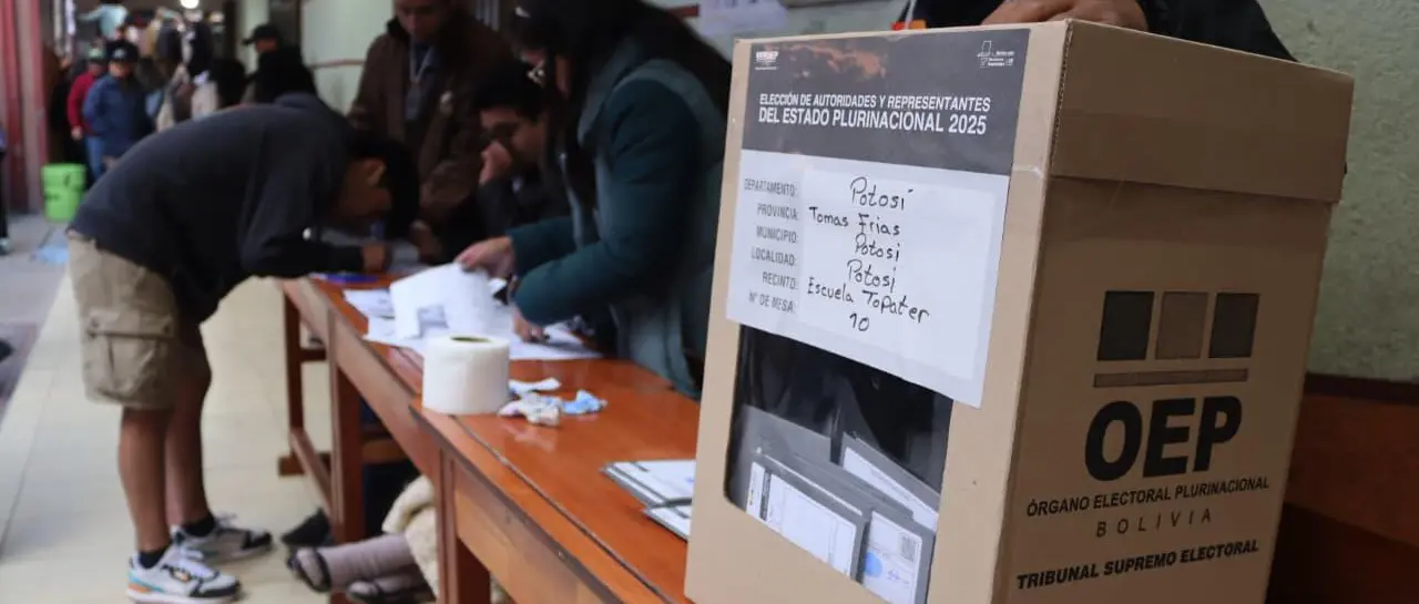 una-mesa-de-sufragio-en-las-eleccion_101-13968757_20251216141218