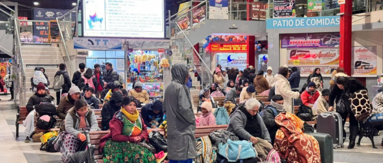 los-pasajeros-en-la-terminal-de-buse_101-14135043_20260107142810