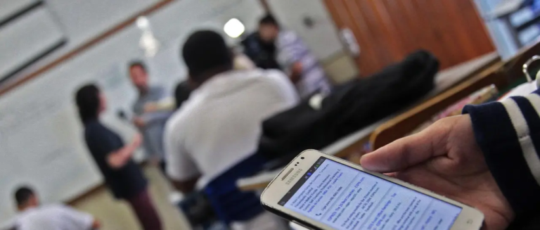 un-estudiante-usa-su-celular-en-medi_101-14341262_20260130134209