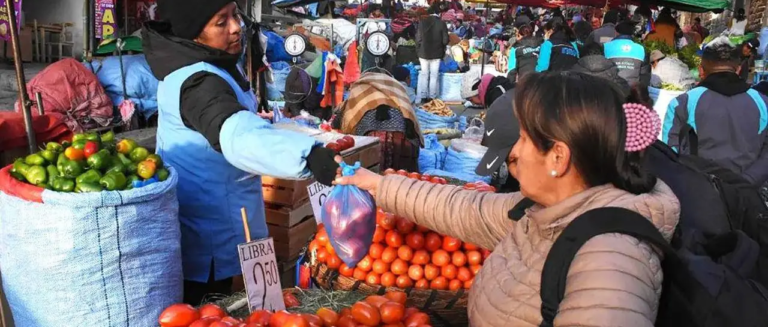 una-persona-compra-alimentos-en-un-m_101-14309967_20260127140729