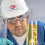 un-funcionario-de-ypfb-analiza-una-m_101-14456556_20260211123303