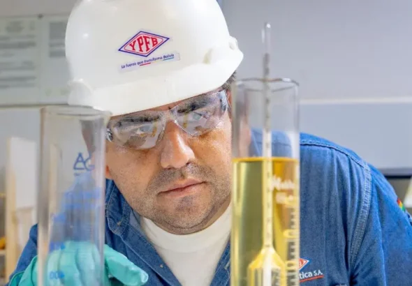 un-funcionario-de-ypfb-analiza-una-m_101-14456556_20260211123303