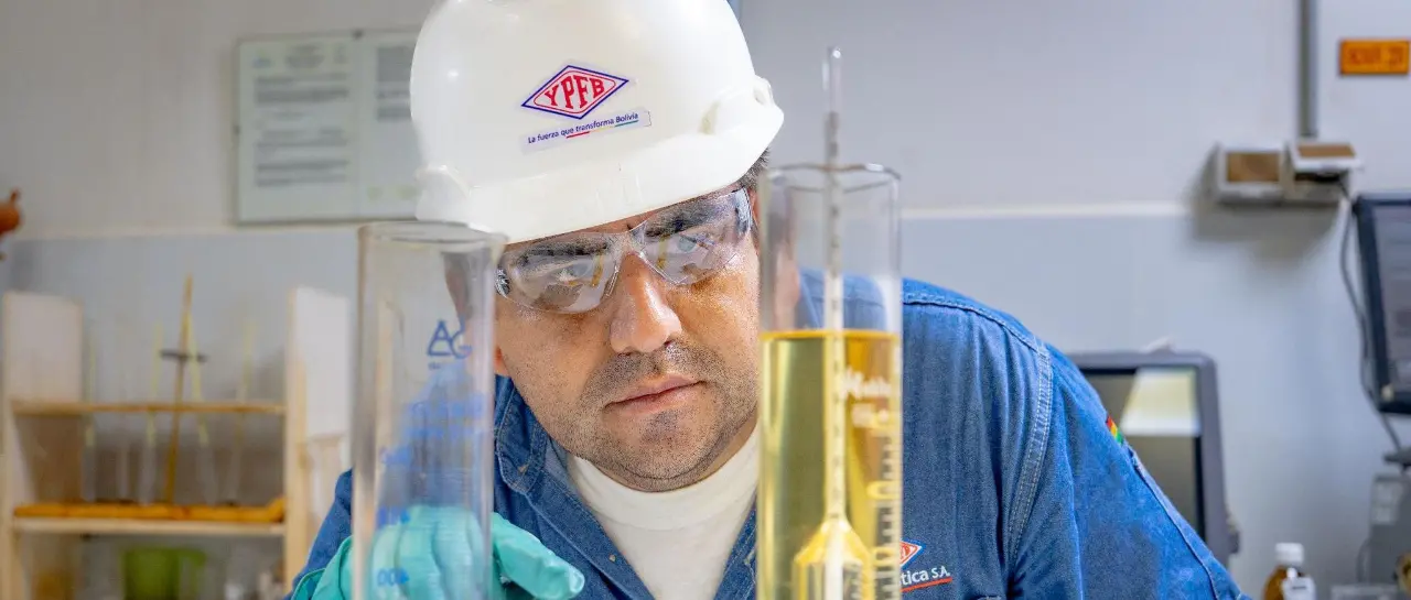 un-funcionario-de-ypfb-analiza-una-m_101-14456556_20260211123303