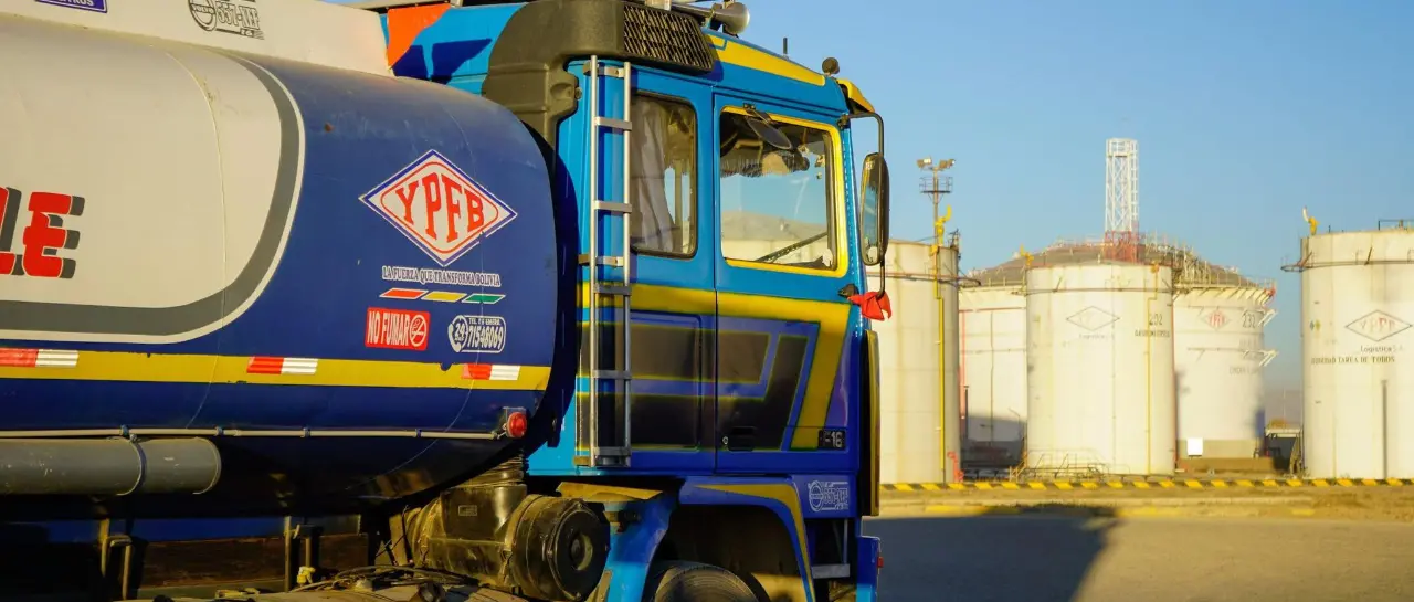 una-cisterna-de-ypfb-en-una-planta-p_101-14531293_20260219111244