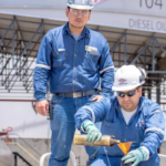 dos-operarios-de-ypfb-en-una-planta_101-14635809_20260302120959