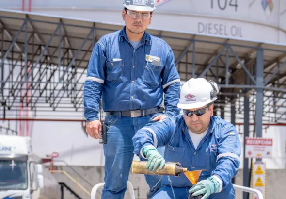 dos-operarios-de-ypfb-en-una-planta_101-14635809_20260302120959