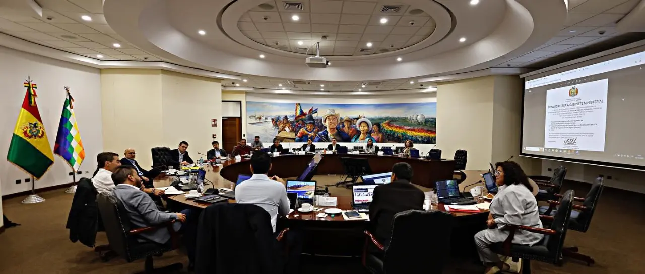 la-reunion-del-gabinete-de-ministros_101-14713173_20260310135226