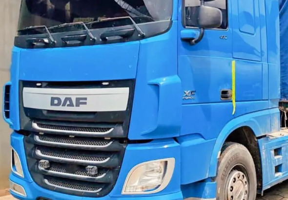 un-agente-aduanero-junto-con-el-cami_101-14727718_20260311175439