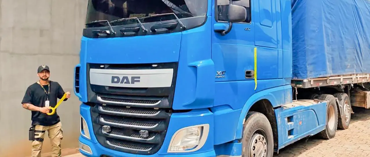 un-agente-aduanero-junto-con-el-cami_101-14727718_20260311175439