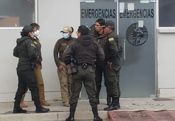 uniformados-de-la-policia-en-el-hosp_101-14778904_20260317143922