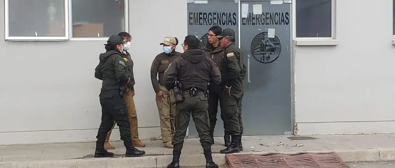 uniformados-de-la-policia-en-el-hosp_101-14778904_20260317143922