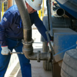 un-funcionario-de-ypfb-carga-combust_101-15157935_20260422121716