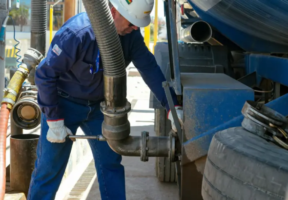 un-funcionario-de-ypfb-carga-combust_101-15157935_20260422121716