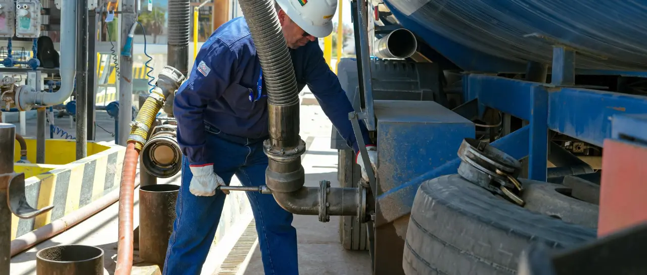 un-funcionario-de-ypfb-carga-combust_101-15157935_20260422121716