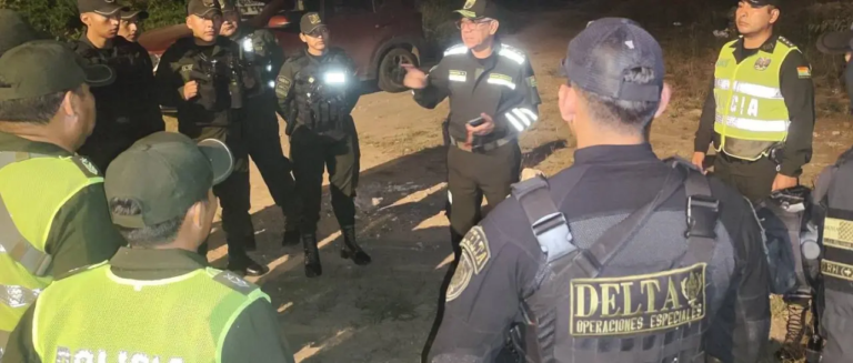 policias-en-un-patrullaje-en-santa-c_101-15483753_20260520130503