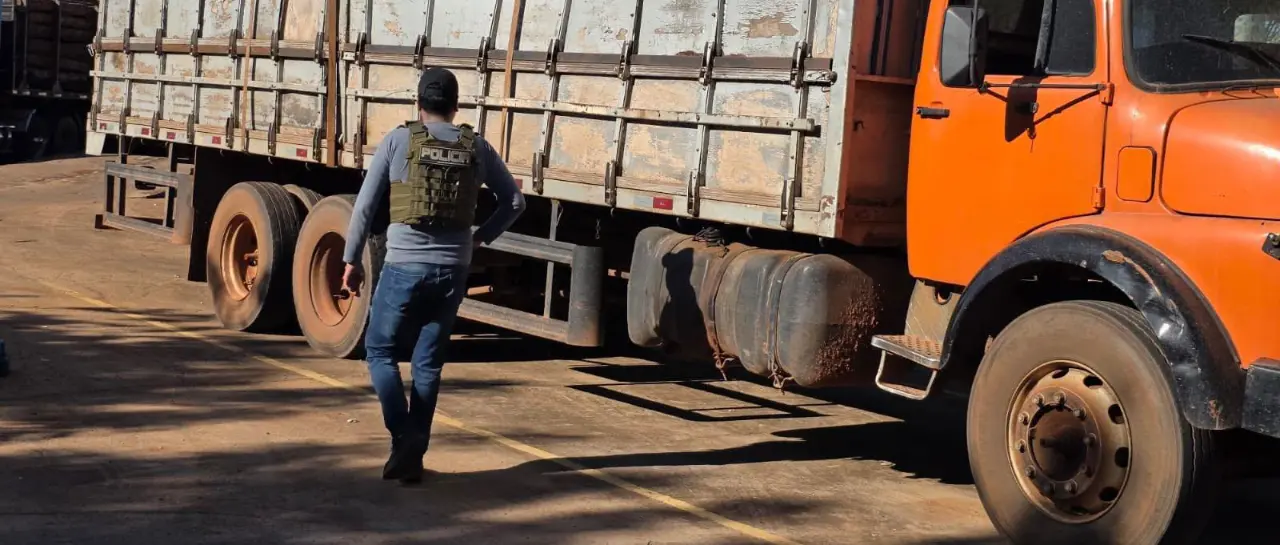 un-funcionario-policial-inspecciona_101-15893472_20260623125151