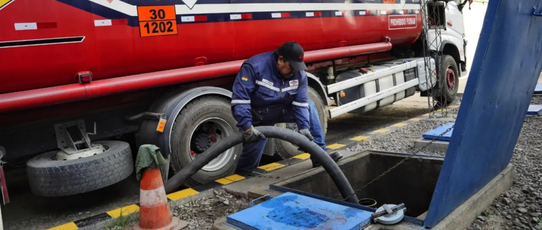 un-camion-cisterna-descarga-combusti_101-16828531_20260828141017