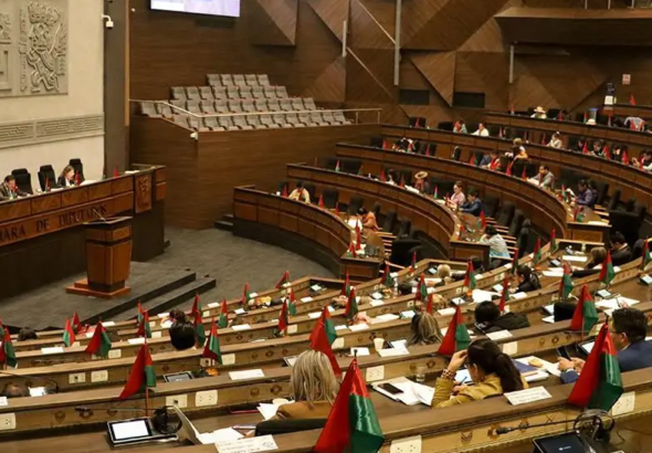 una-sesion-de-la-camara-de-diputados_101-16545447_20260813143422