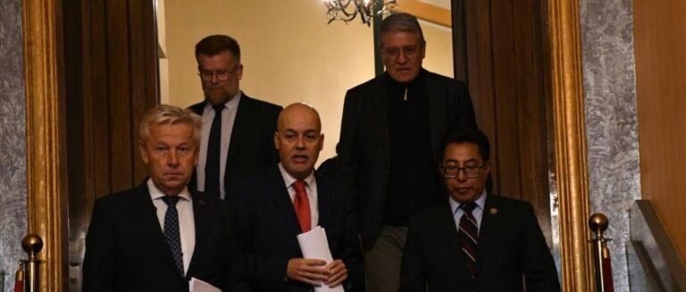 la-delegacion-euroopea-que-llego-a-b_101-18222319_20261028124723