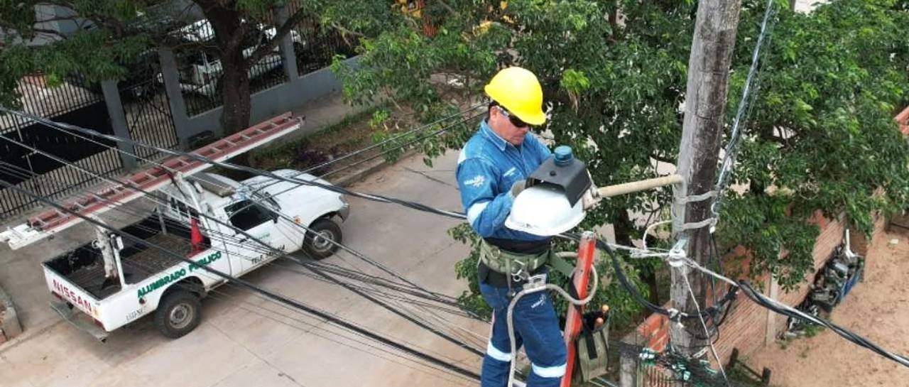 un-tecnico-revisa-el-alumbrado-publi_101-18265642_20261030150413